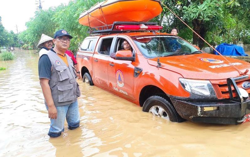 title Tanggul Sungai Jebol, Ratusan Rumah di Desa Clering Jepara Terendam Banjir Tanggul Sungai Jebol, Ratusan Rumah di Desa Clering Jepara Terendam Banjir