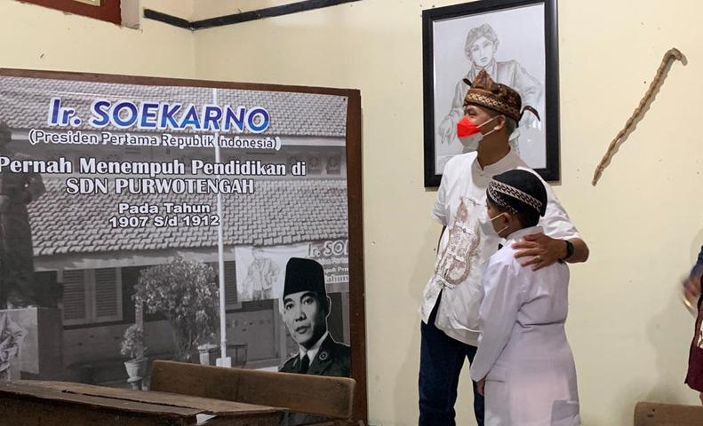 Cerita Ganjar Kaget Bertemu Kusno saat Napak Tilas di Sekolah Soekarno