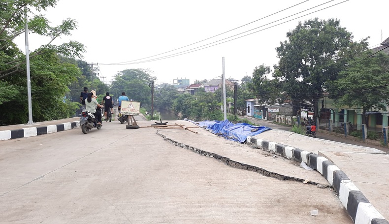 title Kerusakan Jembatan KW 6 Karawang Semakin Parah, Jalan Terbelah dan Ditutup Total Kerusakan Jembatan KW 6 Karawang Semakin Parah, Jalan Terbelah dan Ditutup Total