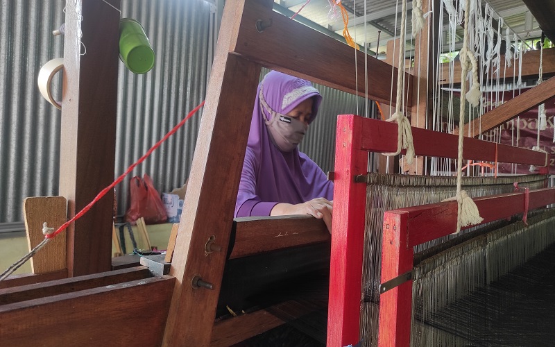 Kisah Magdalena, Penenun Kain Cual yang Tembus Pasar Malaysia dan Singapura