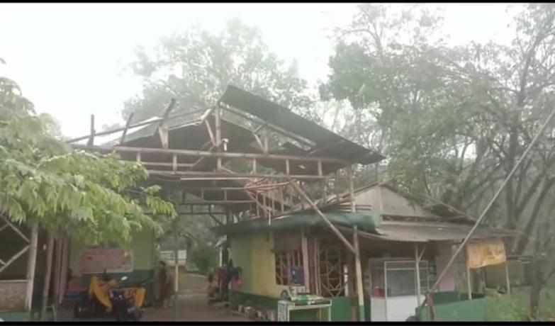 title Puting Beliung Terjang Cilacap, Puluhan Rumah Warga Rusak Puting Beliung Terjang Cilacap, Puluhan Rumah Warga Rusak