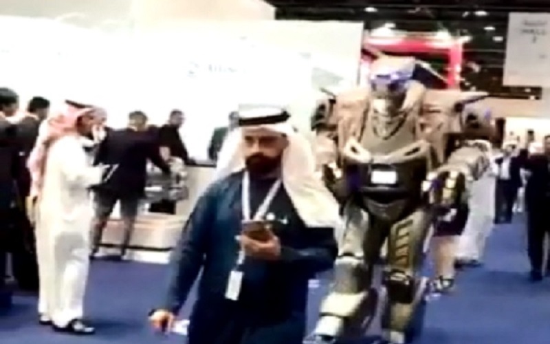 Video Viral Pria Dikawal Robot Canggih Bernama Titan