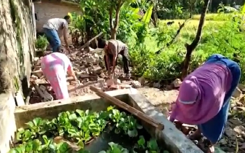 Gempa Banten, Warga Pandeglang Mengais Puing-Puing Rumah