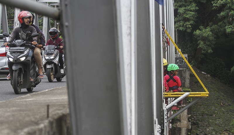 Uji Adrenalin Melompat ke Sungai Ciliwung dari Jembatan Setinggi 30 Meter - Bagian 3