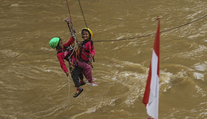 Uji Adrenalin Melompat ke Sungai Ciliwung dari Jembatan Setinggi 30 Meter - Bagian 2