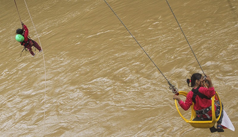 Uji Adrenalin Melompat ke Sungai Ciliwung dari Jembatan Setinggi 30 Meter - Bagian 1