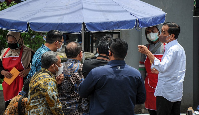 Presiden Jokowi Berdialog dengan Pedagang dan Berikan BLT di Pasar Sederhana - Bagian 1