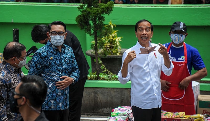 Presiden Jokowi Berdialog dengan Pedagang dan Berikan BLT di Pasar Sederhana - Bagian 2