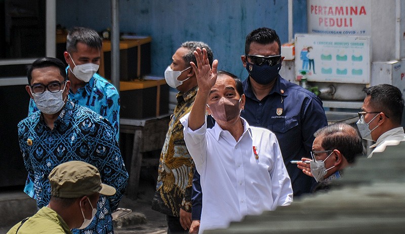 Presiden Jokowi Berdialog dengan Pedagang dan Berikan BLT di Pasar Sederhana - Bagian 3