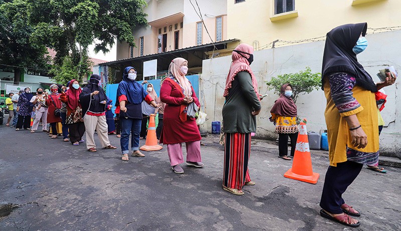 Antrean Panjang Warga Johar Baru Beli Minyak Goreng Murah - Bagian 2