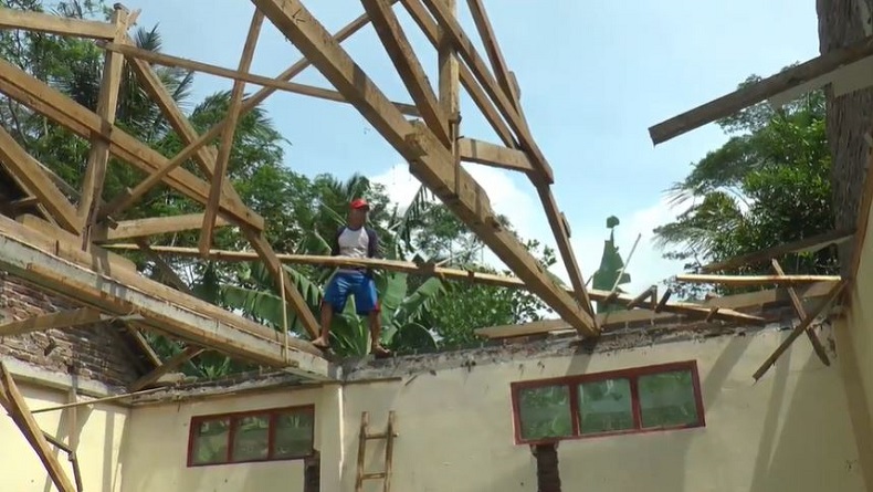 Atap Ruang Kelas Ambrol, Siswa Sekolah Ini Belajar di Rumah Warga  