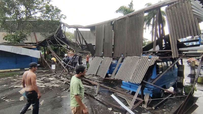 Hujan Deras Disertai Angin Kencang Terjang Kota Malang Atap Terminal Arjosari Ambruk