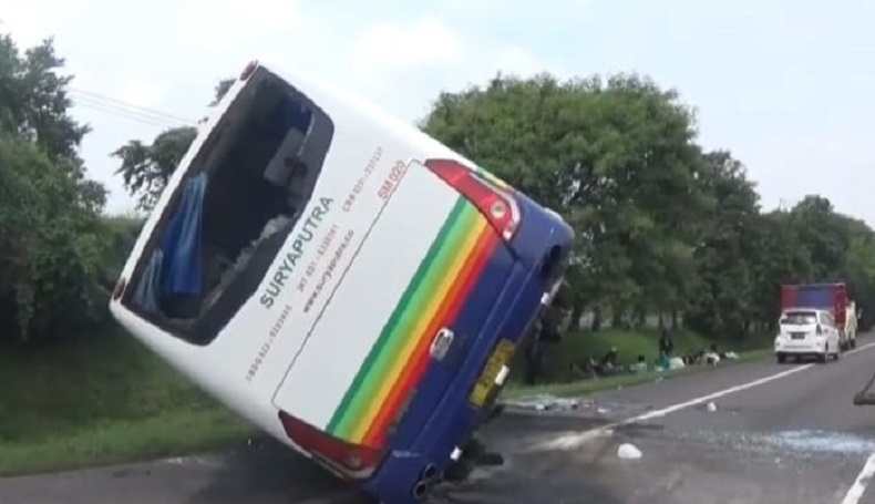 Ngeri, Bus Pariwisata Terguling di Tol Cikampek Karawang, Penumpang Luka-luka 