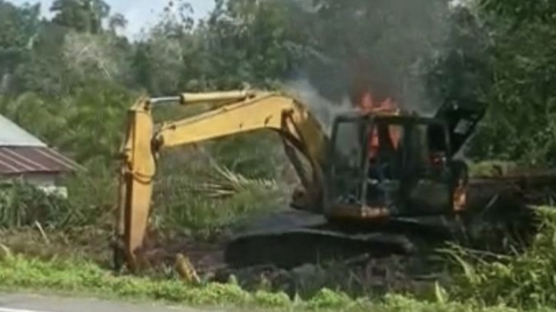 Eskavator di Aceh Barat Terbakar saat Gali Parit
