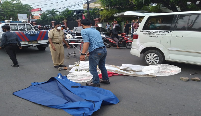 Tragis, Pemotor Revo di Cirebon Tewas Terlindas Truk Pasir