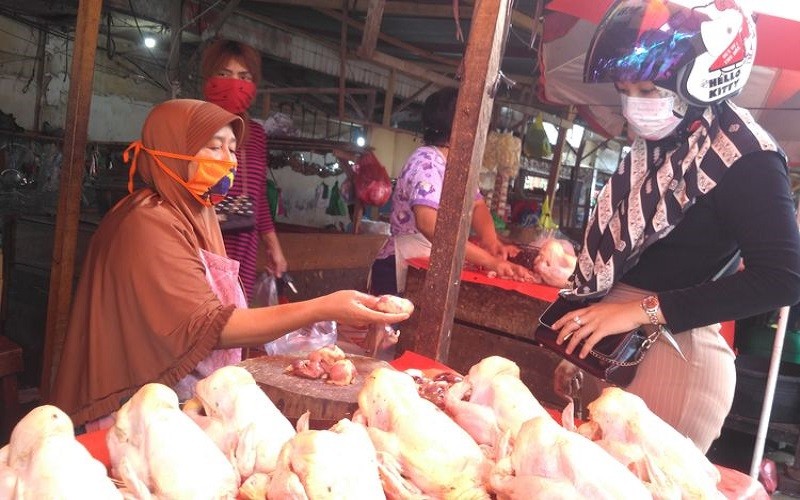 Emak-Emak di Palembang Kaget, Harga Ayam dan Ikan Terus Meroket
