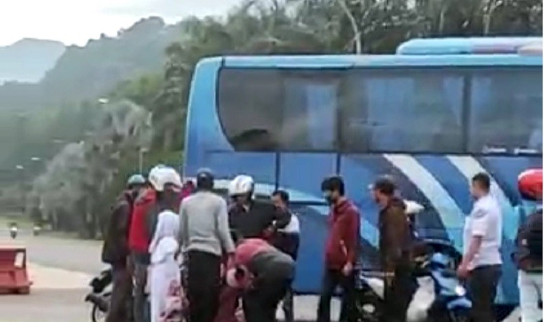  Boncengi Anak ke Sekolah, Emak-Emak Diserempet Bus di Sentul
