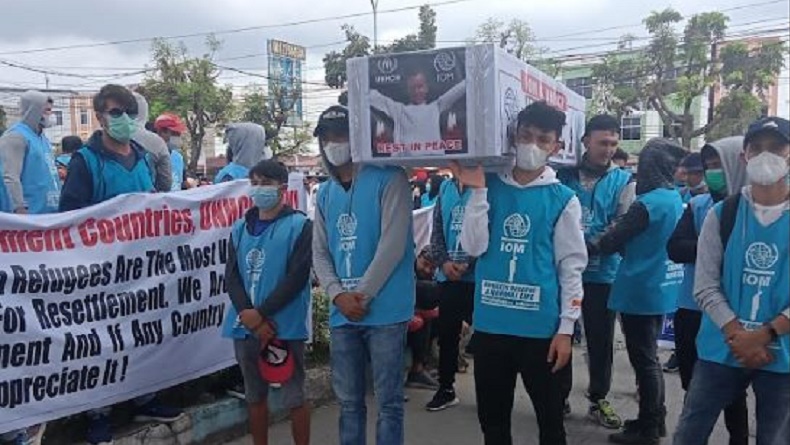 Ratusan Imigran Demo di Pekanbaru Bawa Peti Mati usai Rekannya Tewas Gantung Diri
