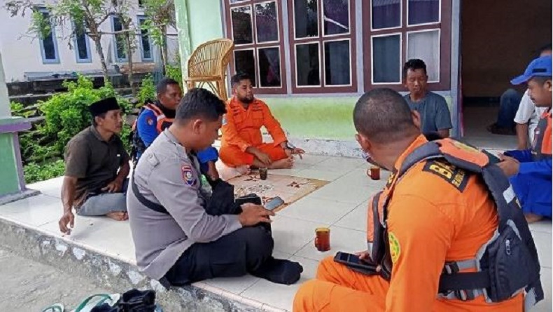 title Terapung di Laut 11 Jam Pakai Jeriken, 6 Penumpang Kapal Tenggelam Dievakuasi Selamat Terapung di Laut 11 Jam Pakai Jeriken, 6 Penumpang Kapal Tenggelam Dievakuasi Selamat