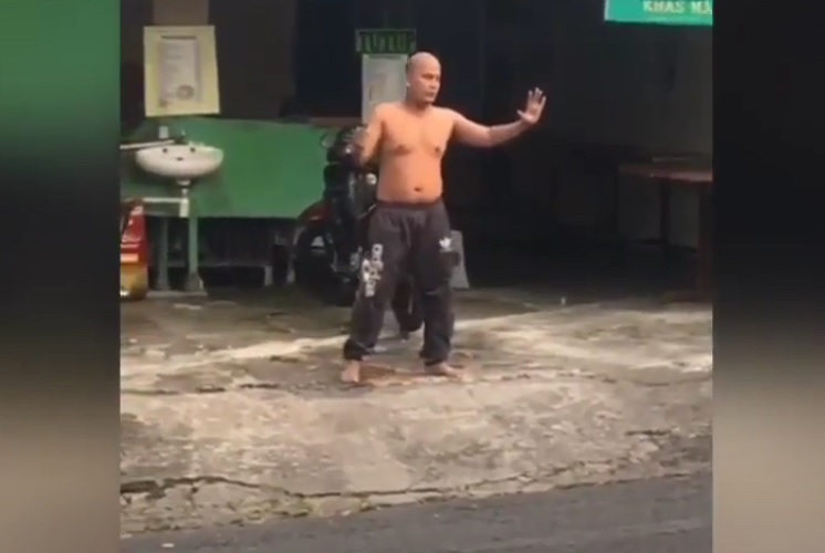 Menegangkan! Pria Ngamuk Bawa Golok di Jalanan Denpasar Ditembaki Gas Air Mata 