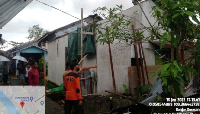 Angin Puting Beliung Rusak 20 Rumah Warga Pontianak