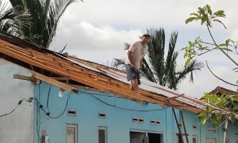 title Korban Puting Beliung di Pontianak Mulai Perbaiki Rumah Rusak Korban Puting Beliung di Pontianak Mulai Perbaiki Rumah Rusak