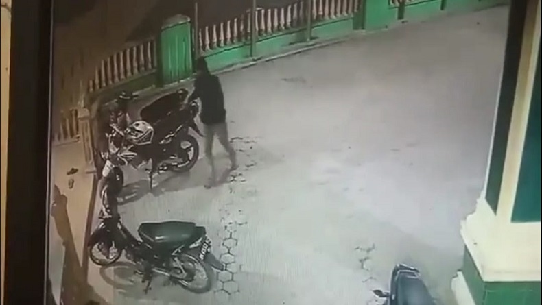 Aksi Pencurian Sepeda Motor di Parkiran Masjid Pantai Cermin Terekam Kamera Pengawas