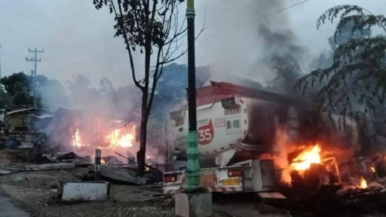 Truk Tangki BBM Hantam Kios Bensin Eceran lalu Terbakar di Merangin, 2 Orang Terluka