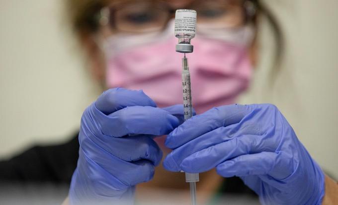 Ratusan Warga Disuntik Vaksin Booster di Pasar Klewer Solo 