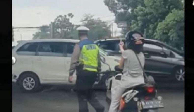 Ditegur Tak Pakai Helm, Pengendara Motor Acungkan Jari Tengah Ke Polisi