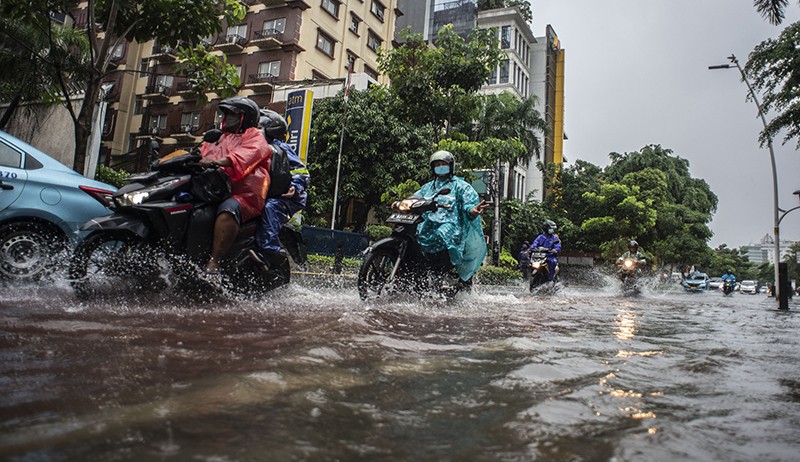 Jalan Cikini Raya Banjir usai Diguyur Hujan Deras - Bagian 1