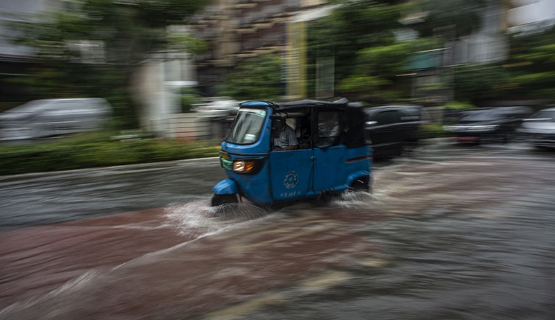 Jalan Cikini Raya Banjir usai Diguyur Hujan Deras - Bagian 3