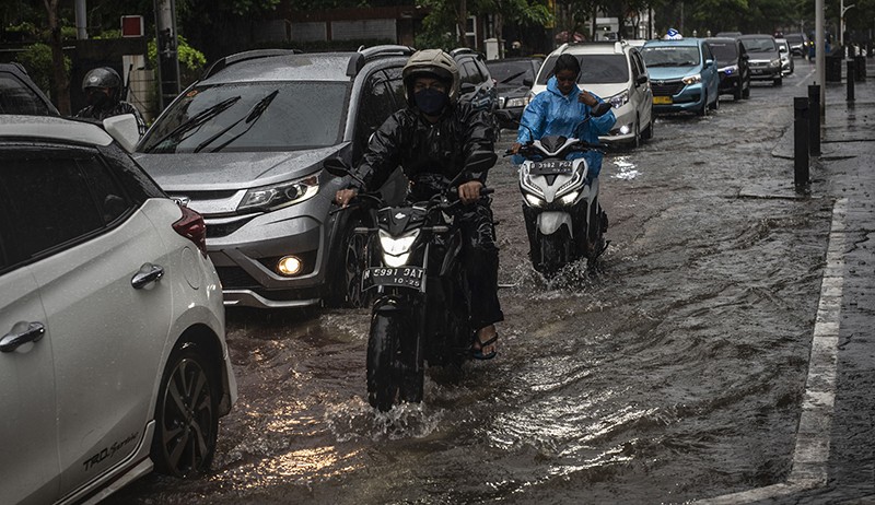 Jalan Cikini Raya Banjir usai Diguyur Hujan Deras - Bagian 2
