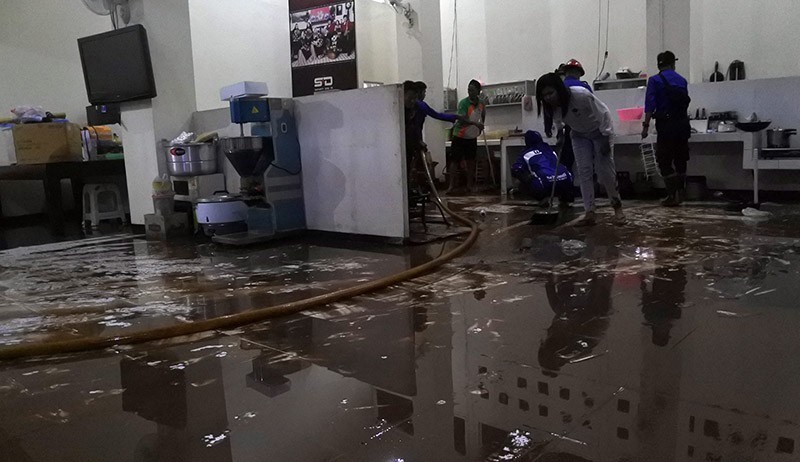 Penampakan Rumah Bupati Jember Terendam Banjir hingga 1 Meter - Bagian 1