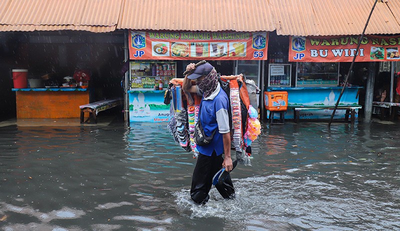 Foto-Foto Ruas Jalan Jakarta Banjir hingga Lutut Orang Dewasa - Bagian 6