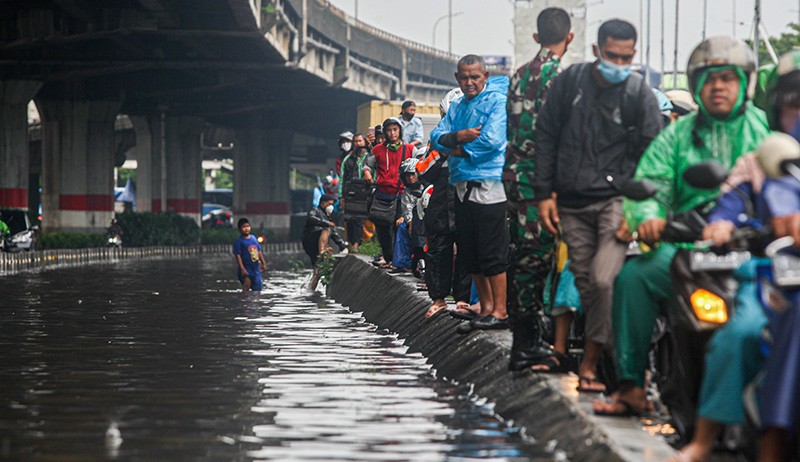 Foto-Foto Ruas Jalan Jakarta Banjir hingga Lutut Orang Dewasa - Bagian 3