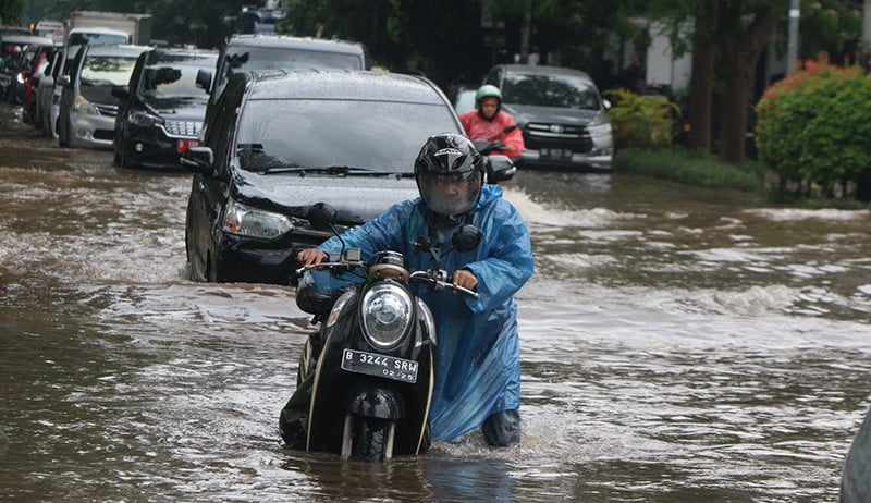 Foto-Foto Ruas Jalan Jakarta Banjir hingga Lutut Orang Dewasa - Bagian 7