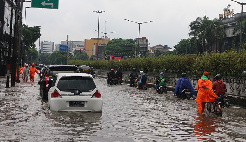 Foto-Foto Ruas Jalan Jakarta Banjir hingga Lutut Orang Dewasa - Bagian 8
