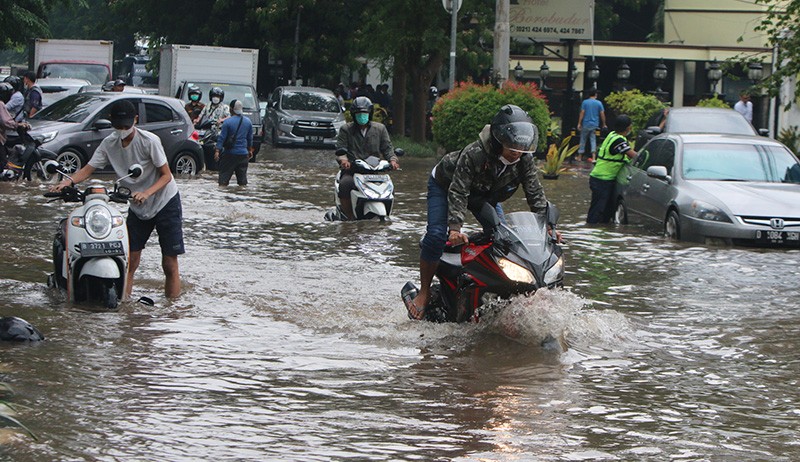 Foto-Foto Ruas Jalan Jakarta Banjir hingga Lutut Orang Dewasa - Bagian 9