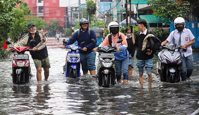 Foto-Foto Ruas Jalan Jakarta Banjir hingga Lutut Orang Dewasa - Bagian 5