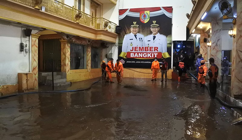 Penampakan Rumah Bupati Jember Terendam Banjir hingga 1 Meter - Bagian 3