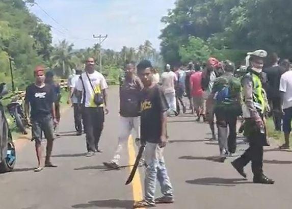 Buntut Oknum TNI Pukul Warga di Sikka, Massa Bersenjata Tajam Cabuti Pilar Batas
