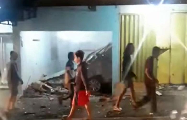  Mobil Tabrak Rumah di Pinggir Jalan, Sopir Selamat setelah Lompat 