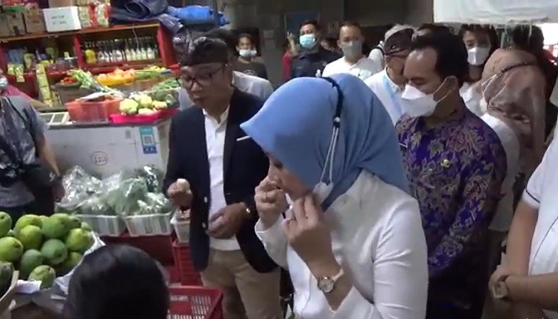 Ridwan Kamil Blusukan di Pasar Badung Belanja Buah-Buahan Lokal