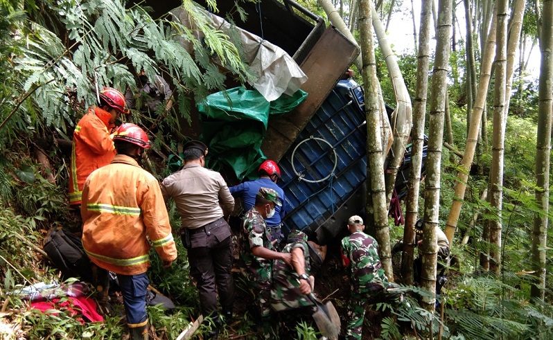 Truk Fuso Masuk Jurang 30 Meter di Kawasan Payung Kota Batu, Pengemudi Tewas