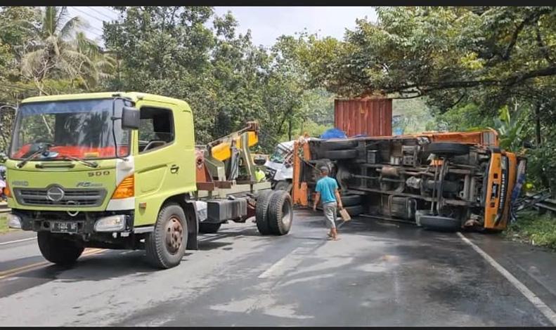 Tak Kuat Menanjak, Truk Muatan Besi Bekas Terguling di Jalan Solo-Semarang