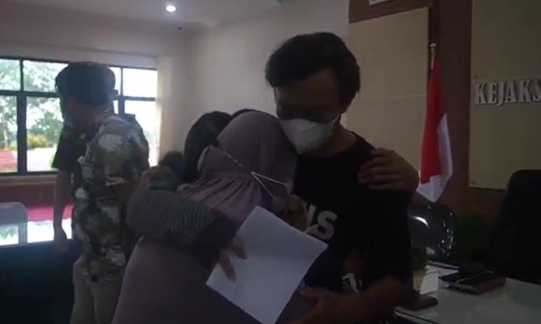title Tangis Keluarga Pecah, Tersangka Penggelapan Biji Sawit Bebas usai Restorative Justice Tangis Keluarga Pecah, Tersangka Penggelapan Biji Sawit Bebas usai Restorative Justice