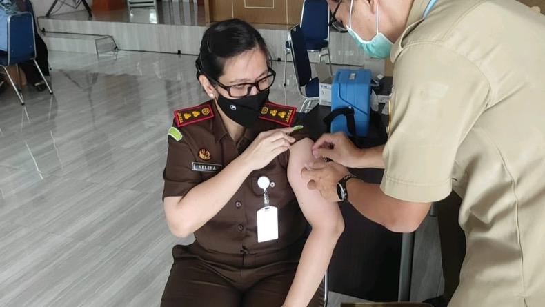 Pegawai Kejari Bangka Barat Divaksin Booster