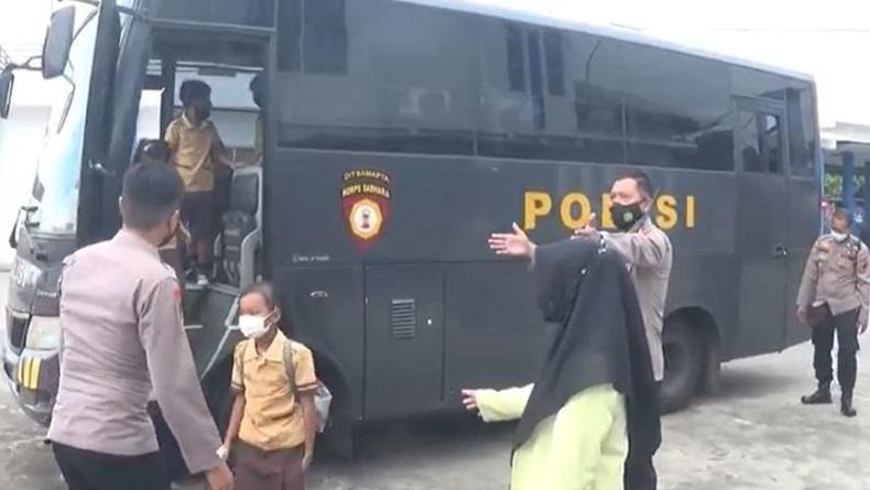 Vaksinasi Covid-19, Ratusan Siswa SD di Semarang Diangkut Bus Polisi  