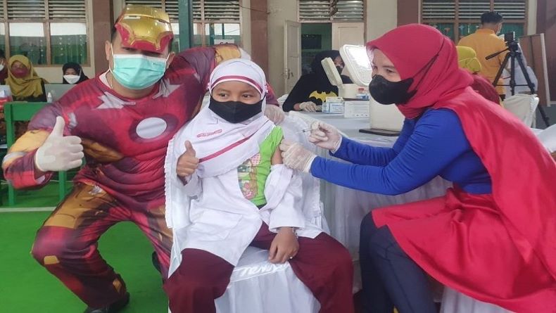 Hibur Anak saat Divaksin, Nakes di Jepara Kenakan Kostum Superhero 